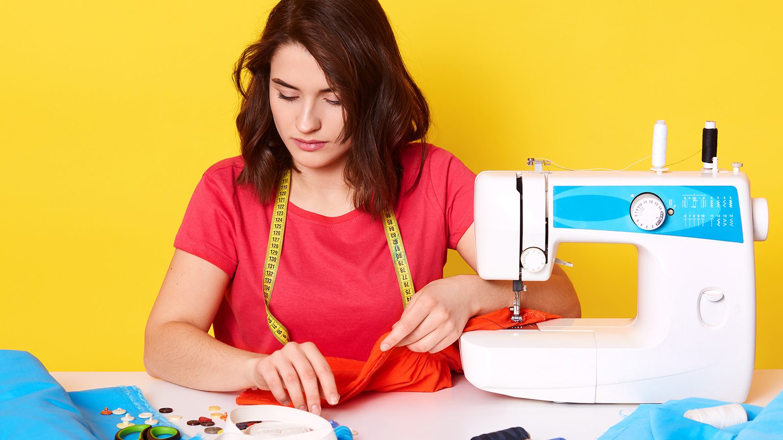 maquina-coser-con-costurera